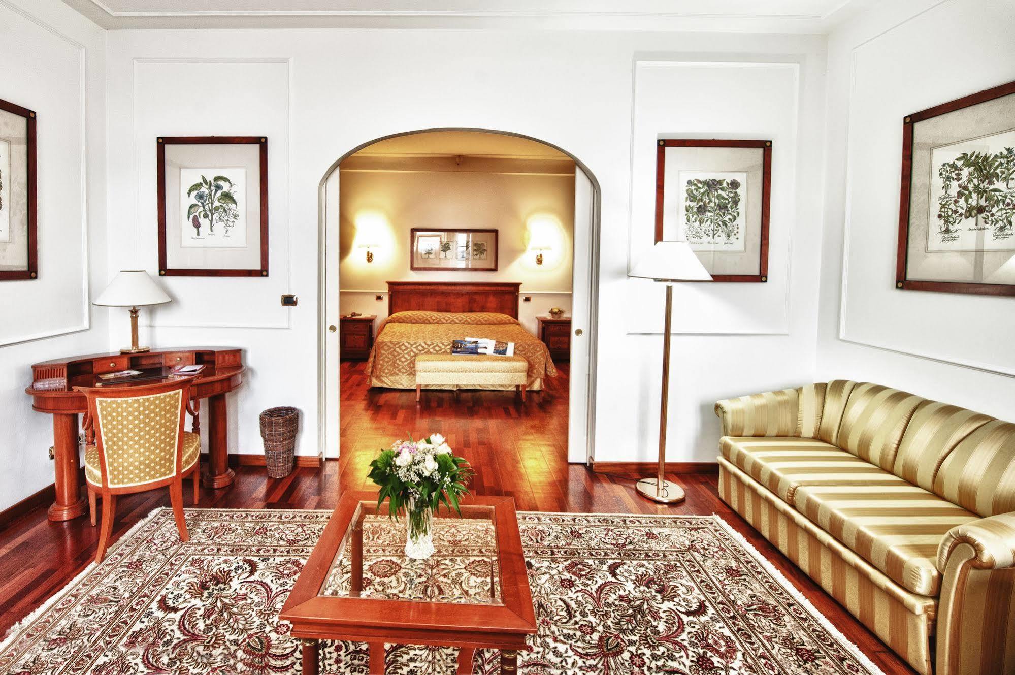 Hotel Relais Casali Della Cisterna 3*